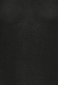 Top noir côtelé à coupe ajustée, avec une texture douce et un léger éclat. Le tissu présente des lignes verticales pour une dimension supplémentaire.