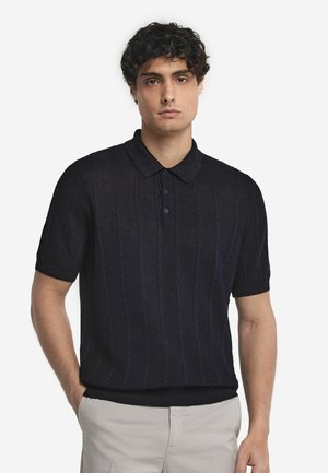 Navy-blaues Polo-Shirt mit kurzen Ärmeln aus strukturiertem Strickstoff, ausgestattet mit einem klassischen Kragen und einer geknöpften Knopfleiste mit feinen vertikalen Streifen.