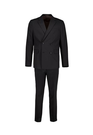 Schwarze zweireihige Anzugjacke mit spitzen Revers und passenden geraden Hosen auf weißem Hintergrund.