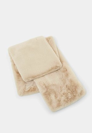 Écharpe rectangulaire en fausse fourrure beige doux, pliée soigneusement sur un fond blanc uni.