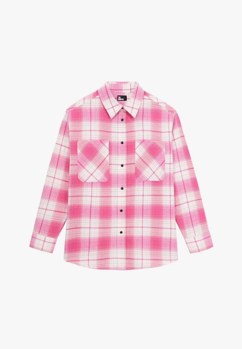 Chemise à carreaux rose à boutons avec des manches longues, deux poches frontales et des boutons noirs. Le tissu a une texture douce et un motif géométrique.