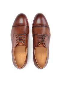Pantofi de dress din piele maro, cu o finisare netedă, design cu vârful capului, închidere cu șireturi cu cinci orificii și detalii perforate subtile pe laterale.