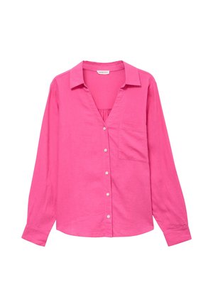 Chemise rose vif à manches longues avec col et poche poitrine, tissu léger, style décontracté.