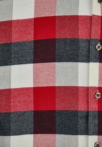 Rood, zwart en grijs schaakpatroon stof met een geweven textuur en knoopdetail; bevat grote vierkanten met fijne lijnen voor contrast.