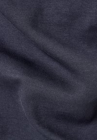 Tessuto di cotone blu scuro con una texture liscia, che presenta una trama elastica e una leggera lucentezza, evidenziando la sua morbida caduta e flessibilità.