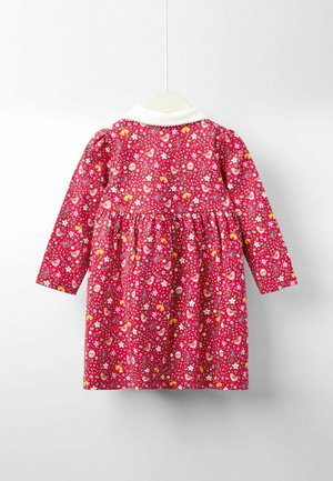 Rotes Blumenkleid mit langen Ärmeln, weißem Kragen, gerafftem Taillenbereich, das bunte Blumen und kleine Tiermuster auf einem strukturierten Stoff zeigt.