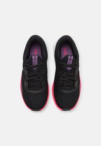 Černé síťované sportovní boty s růžovými akcenty, s tkaničkovým designem, texturovaným svrškem a bílou podešví. Interiér v kontrastní fialové barvě.