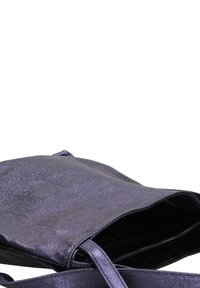 Paarse metalen totebag met een gladde textuur, open bovenkant en dubbele handgrepen. Beschikt over een ritsvak aan de binnenkant voor veilige opslag.