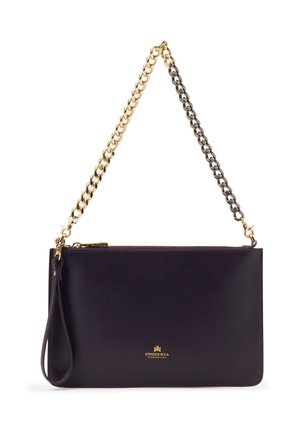 Pochette en cuir noir avec bandoulière en chaîne dorée et argentée et petit logo doré à l'avant.