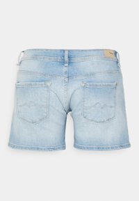 Pantalones cortos de mezclilla azul claro con un ajuste relajado, que presentan dos bolsillos traseros y detalles de costura, terminados con una etiqueta en la cinturilla.