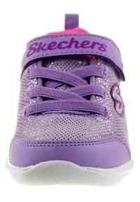 Fioletowe siatkowe sneakersy z teksturowaną powierzchnią, płaską białą podeszwą i regulowanym paskiem z logo 'Skechers' w dopasowanym kolorze.