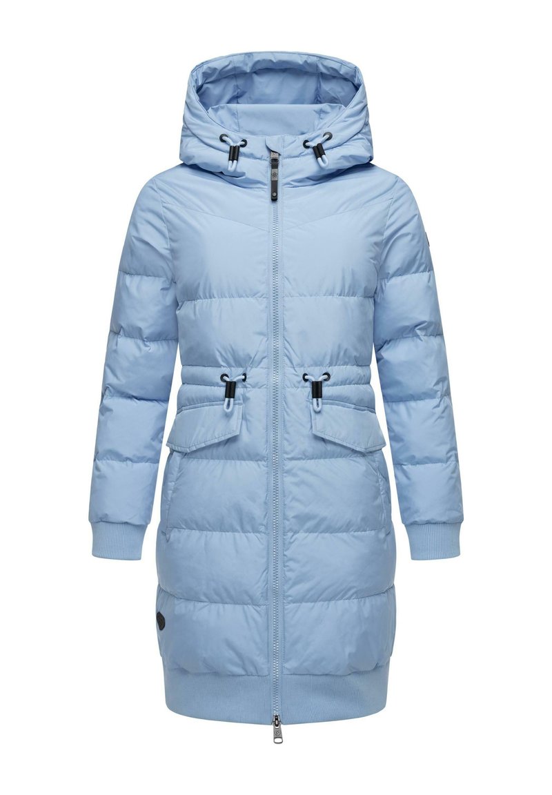 Jachetă puffer căptușită, cu capuz, de culoare albastru deschis, cu închidere zip, două buzunare frontale, talie strânsă, manșete ribbate și textură matlasată orizontal.