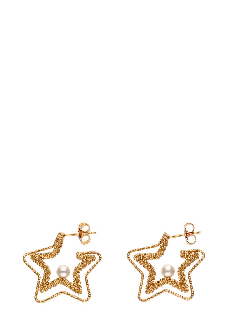 Złote kolczyki w kształcie gwiazdy z teksturowanym obrysem, z centralną perłą. Projekt jest otwarty i delikatny, z bogatymi detalami.