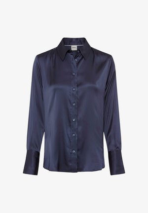 Camicia di raso blu navy con colletto classico, chiusura frontale con bottoni e maniche lunghe con polsini più scuri in contrasto. Tessuto liscio e design aderente.