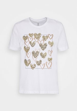 T-shirt blanc à manches courtes avec un carré de cœurs en sequins dorés et beiges sur le devant.