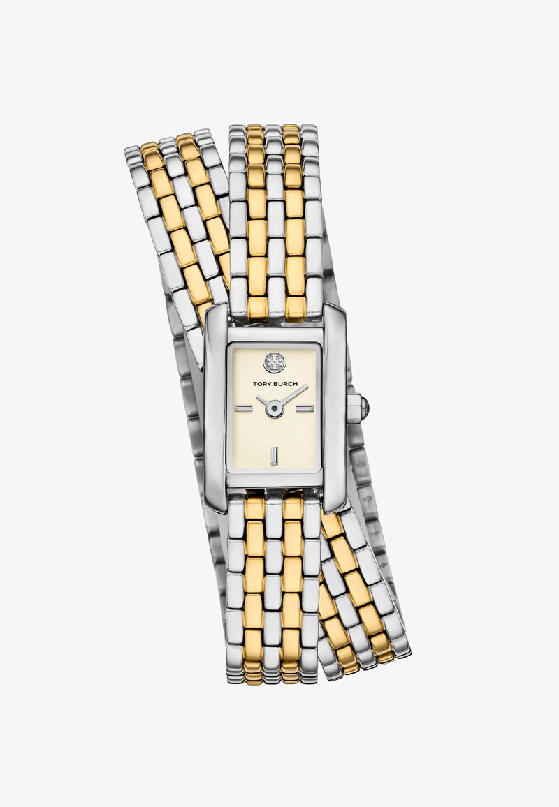 Reloj Tory Burch con pulsera rectangular en tono plateado y dorado. Carátula blanca con marcas negras, que presenta un logo y marcadores de horas sencillos.