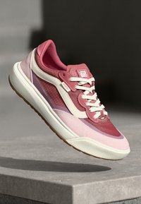 Adidași roz și roșii, confecționați din materiale din plasă și suede. Au accente albe, un design cu modele și o talpă din cauciuc texturată. Închidere cu șireturi.