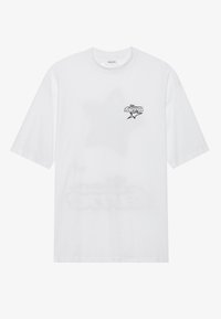 Camiseta de algodón blanca con cuello redondo, mangas cortas y un logo gráfico negro en el lado izquierdo del pecho. Textura suave, corte relajado.