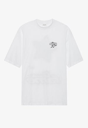 Bela bombažna majica ima kroj z okroglim izrezom, kratke rokave ter črn grafični logotip na levi strani prsnega predela. Gladka tekstura, sproščen kroj.