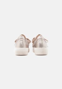 Metallic lichtroze sneakers met een gladde textuur, voorzien van een afgeronde neus, een opvallende rubberen zool en strikveters aan de achterkant.