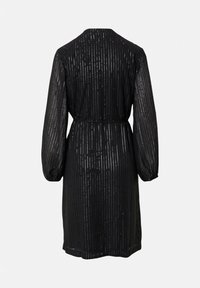 Czarna sukienka z pionowymi srebrnymi paskami, lekki materiał, długie rękawy, taliowany krój, długość do kolan. Zawiera minimalne błyszczące akcenty.