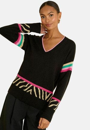 Schwarzer V-Ausschnitt-Pullover mit Zebramuster in Creme, mit rosa und grünen Akzenten an Ärmeln und Taille. Weicher, strukturierter Stoff.