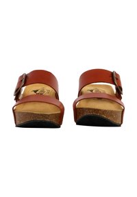 Bruine leren sandalen met twee brede banden en een gesp, met een kurken voetbed en een zwarte rubberen zool. Vlak ontwerp met minimale textuur.