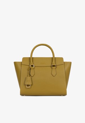 Gestructureerde handtas van olijfgroen leer met dubbele ronde handvatten, zijvleugels en een klein aangehecht label met metalen ring.