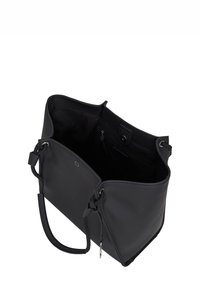 Sac à main en cuir noir avec une large ouverture, des poignées texturées et des accessoires discrets. Il comporte une poche intérieure et une fermeture à pression.