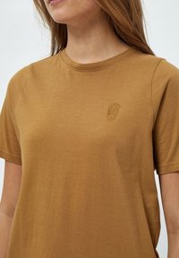 PEPPERCORN PCDEBORAH - T-shirt basic - tobacco brown