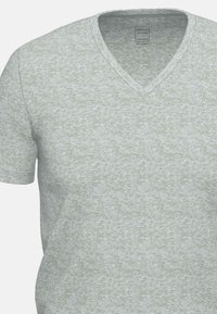 T-shirt grigio chiaro a maniche corte con scollo a V, caratterizzato da un motivo testurizzato e leggere macchie. Realizzato in un tessuto morbido e traspirante.