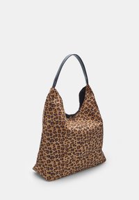 Schultertasche mit Leopardenmuster aus weichem Stoff, ausgestattet mit einem schwarzen Ledertrageriemen und einer lässigen, verlängerten Form.