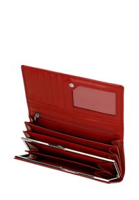Portafoglio in pelle rossa con più scomparti per carte, un compartimento con zip e una finestra trasparente per l'ID. Texture liscia e design elegante.