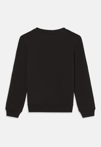 Felpa nera caratterizzata da maniche lunghe, collo a giro e polsini e orlo a coste. Texture liscia senza motivi o dettagli particolari.
