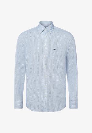 Camicia azzurra chiaro con una piccola fantasia a rombi scuri e logo di un uccello ricamato in navy sul lato sinistro del petto, maniche lunghe e colletto con bottoni.