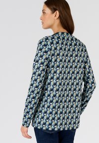 Langsleeve shirt met een blauw, groen en geel geometrisch patroon, gemaakt van gestructureerde stof, met een ronde halslijn en een ontspannen pasvorm.