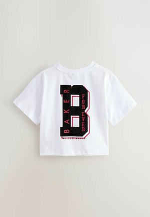 T-shirt bianco in cotone, corto, con una grande "B" nera con accenti rosa e il testo "BAKER FOR EVER" in un font audace e sportivo sul retro.