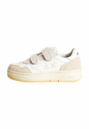 Sneakers bianchi con accenti in suede grigio, due cinturini in Velcro, suola in gomma testurizzata e design logo triangolare sul lato.