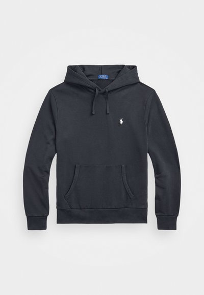 Temno modra kapuca iz mehkega blaga, z sprednjim žepom, kapuco na vrvi in majhnim belim emblemom polo na prsih.