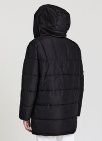 Giacca a vento nera con cappuccio, caratterizzata da un design trapuntato, texture liscia e maniche lunghe, che termina sotto i fianchi.