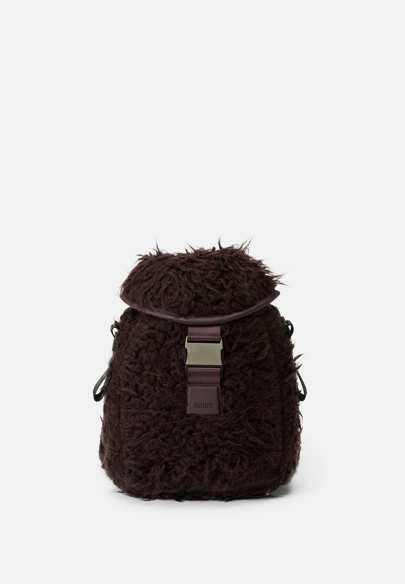 Mochila castanha felpuda com um exterior texturizado e despenteado, alças ajustáveis e um fecho de clasp metálico. Apresenta um detalhe de marca.