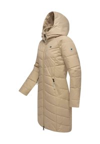 Beige puffermantel med huva, dragkedjestängning, två sidofickor och kanalmönster. Har en logotyp på ärmen.