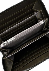 Portefeuille en cuir vert foncé avec fermeture éclair, plusieurs emplacements pour cartes et une poche à pièces zippée grise avec un motif subtil à l'intérieur.