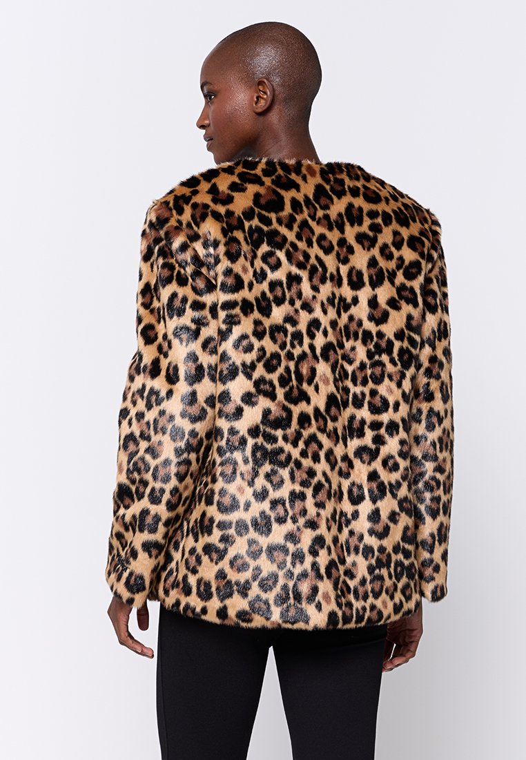 Abrigo de piel sintética de estampado de leopardo con un corte relajado, que presenta una textura suave y un cuello ancho, mostrado desde la parte de atrás.