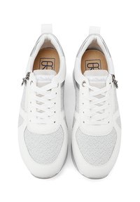 Scarpe sportive bianche con accenti grigi, caratterizzate da una parte superiore testurizzata, design con lacci e dettaglio con zip sul lato.