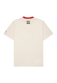T-shirt beige con colletto rosso, maniche corte e una patch con logo nella parte posteriore del collo. Presenta un piccolo logo sulla manica sinistra. Materiale in cotone.
