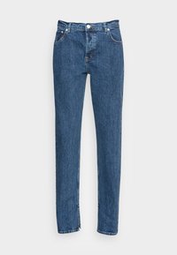 Jeans de ganga azuis com corte reto, apresentando cinco bolsos, fecho por botão e um desgaste subtil na textura do tecido.