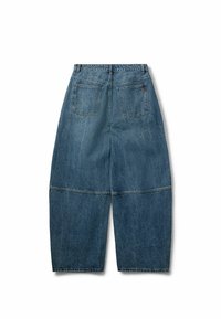 Vue arrière d'un jean en denim bleu à jambes larges avec deux poches arrière carrées et une couture horizontale au-dessus de la zone du genou.
