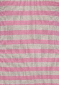 Gros plan d’un tissu côtelé avec des rayures horizontales alternées en rose et beige clair.