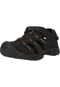 Svart utomhussandal med gummisula, övre del av texturerat tyg, justerbar rem, elastiska snörningar och orangea sömnadsdetaljer.